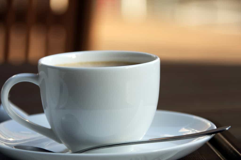 Tasse de café noir sur table en bois