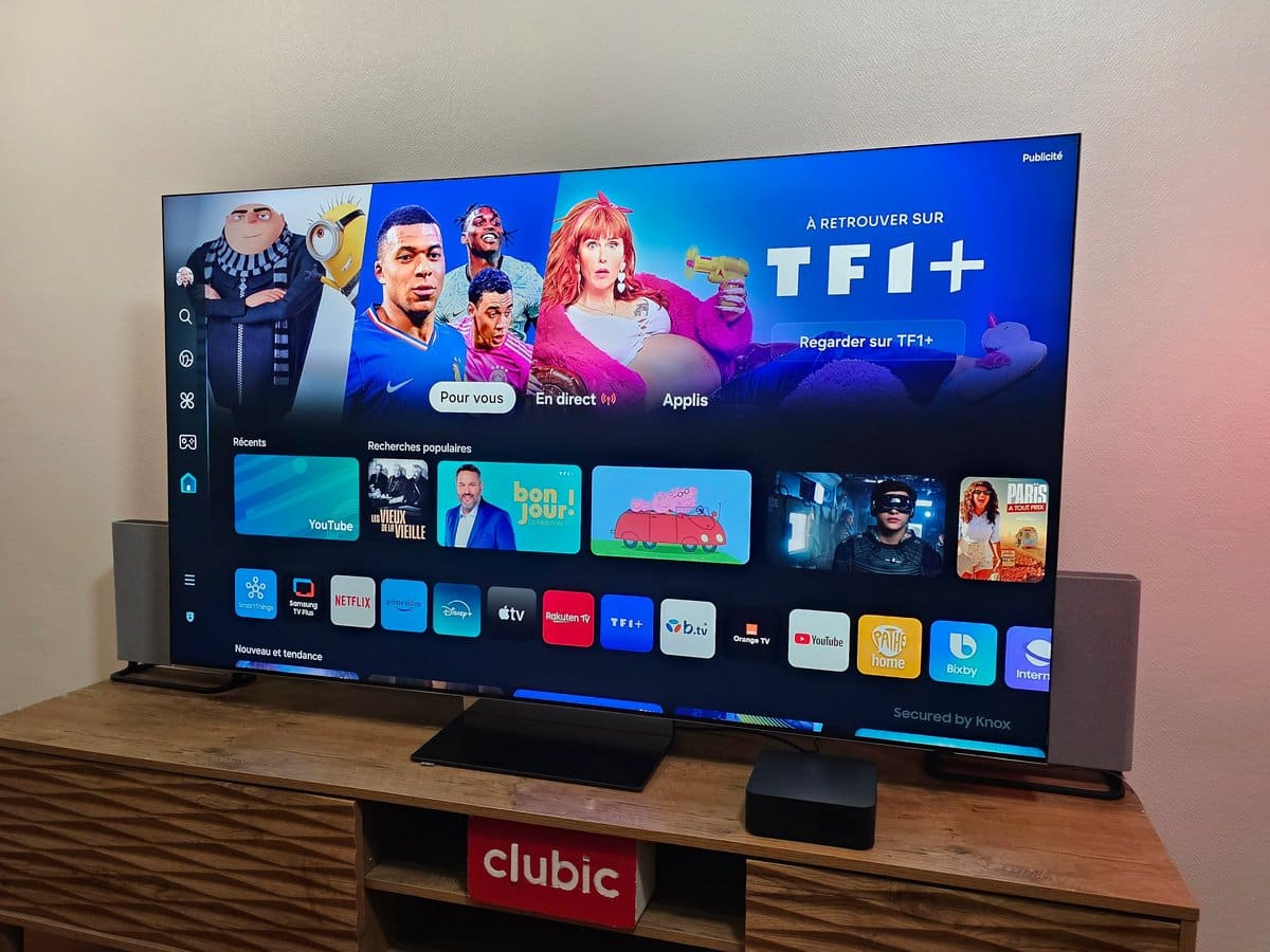 Téléviseur moderne suspendu au mur
