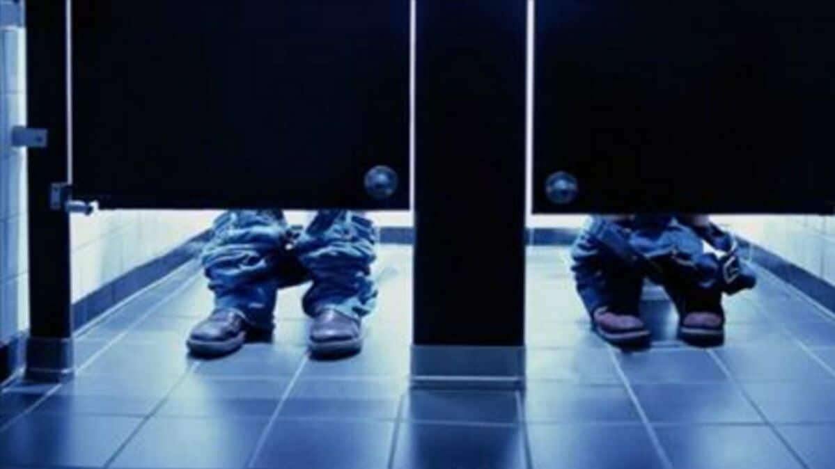 Cabine de toilettes occupée