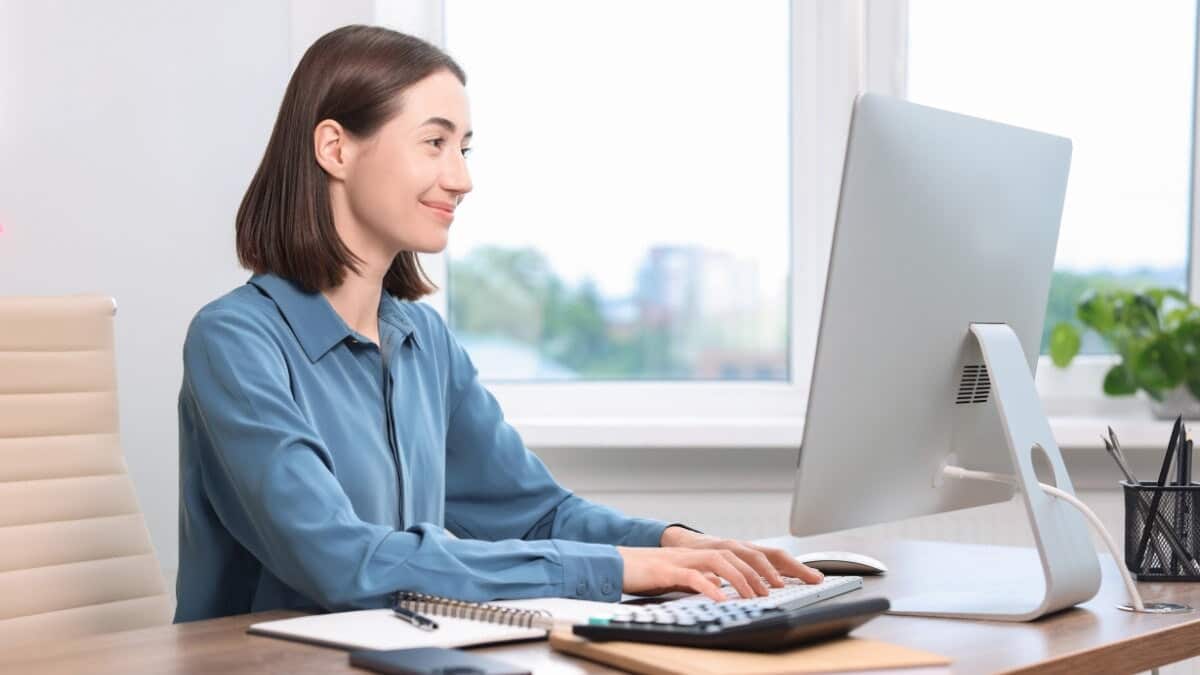 Femme travaillant sur ordinateur dans un bureau moderne