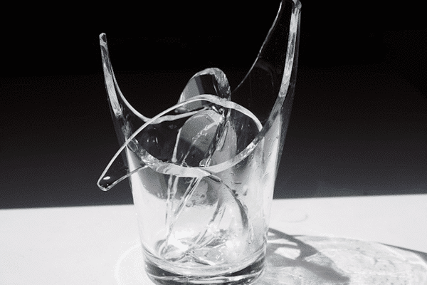 Verre brisé symbolisant la transformation