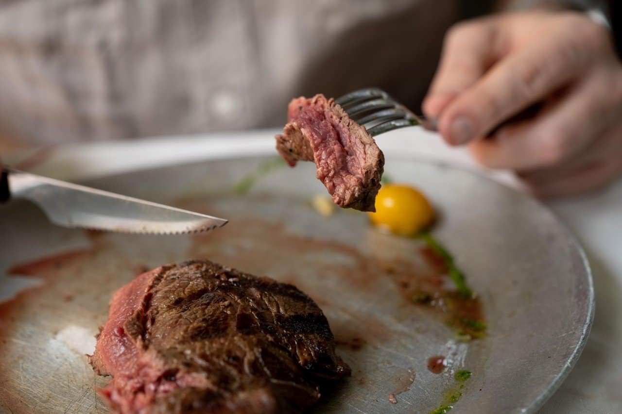 Viande saignante et œuf cru présentant un risque parasitaire