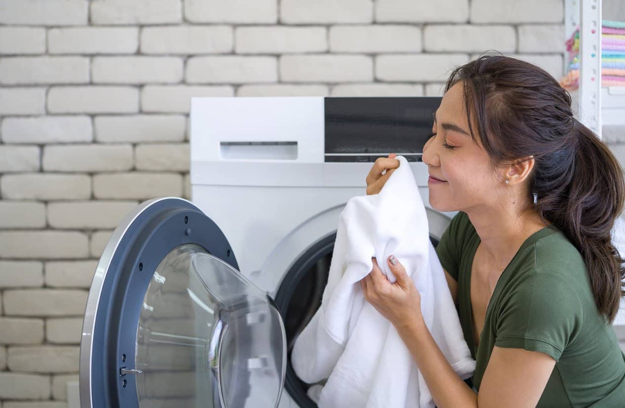 Linge frais sortant d'une machine propre
