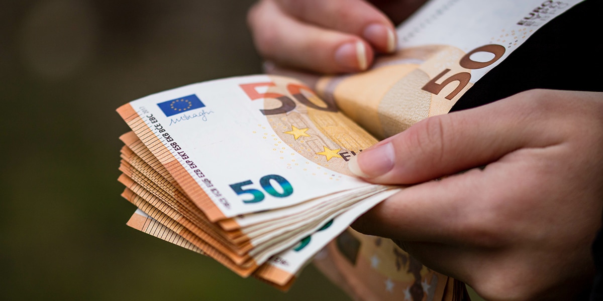 Billets de banque en main