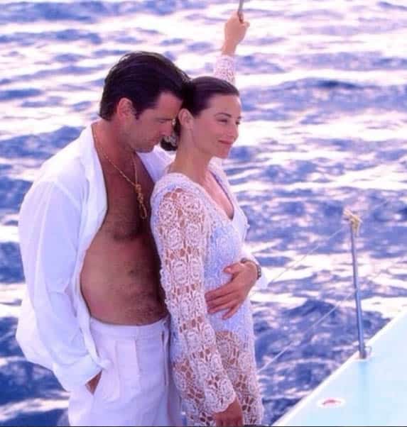 Pierce et Keely partageant un moment complice