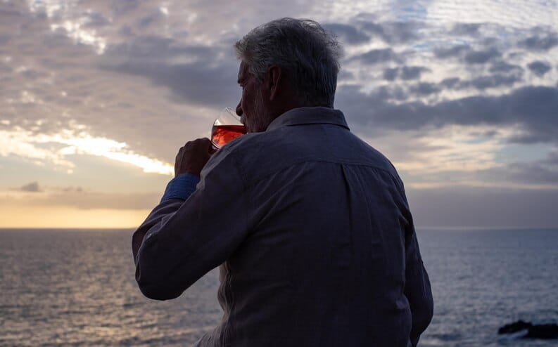 Homme mature contemplatif