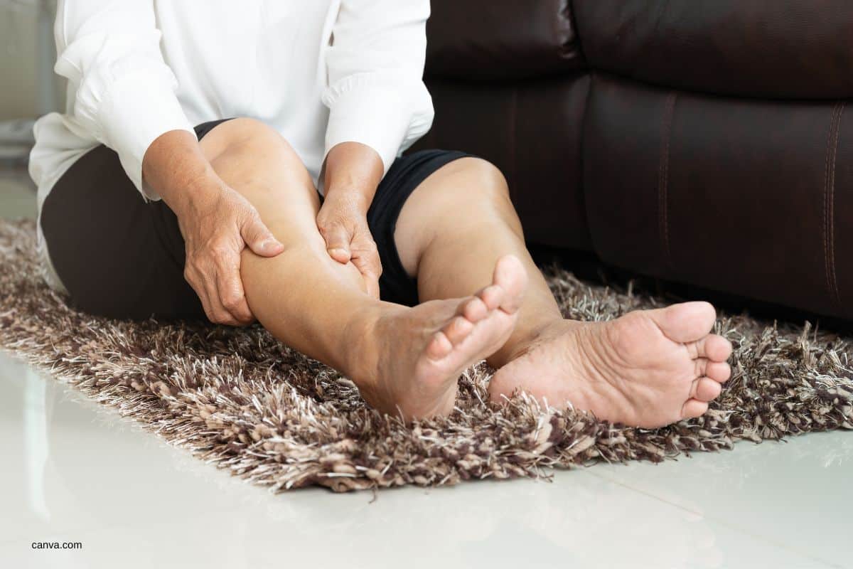 Massage d'une crampe au mollet