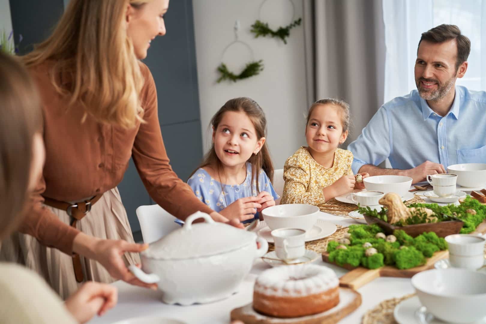 Famille heureuse passant du temps ensemble