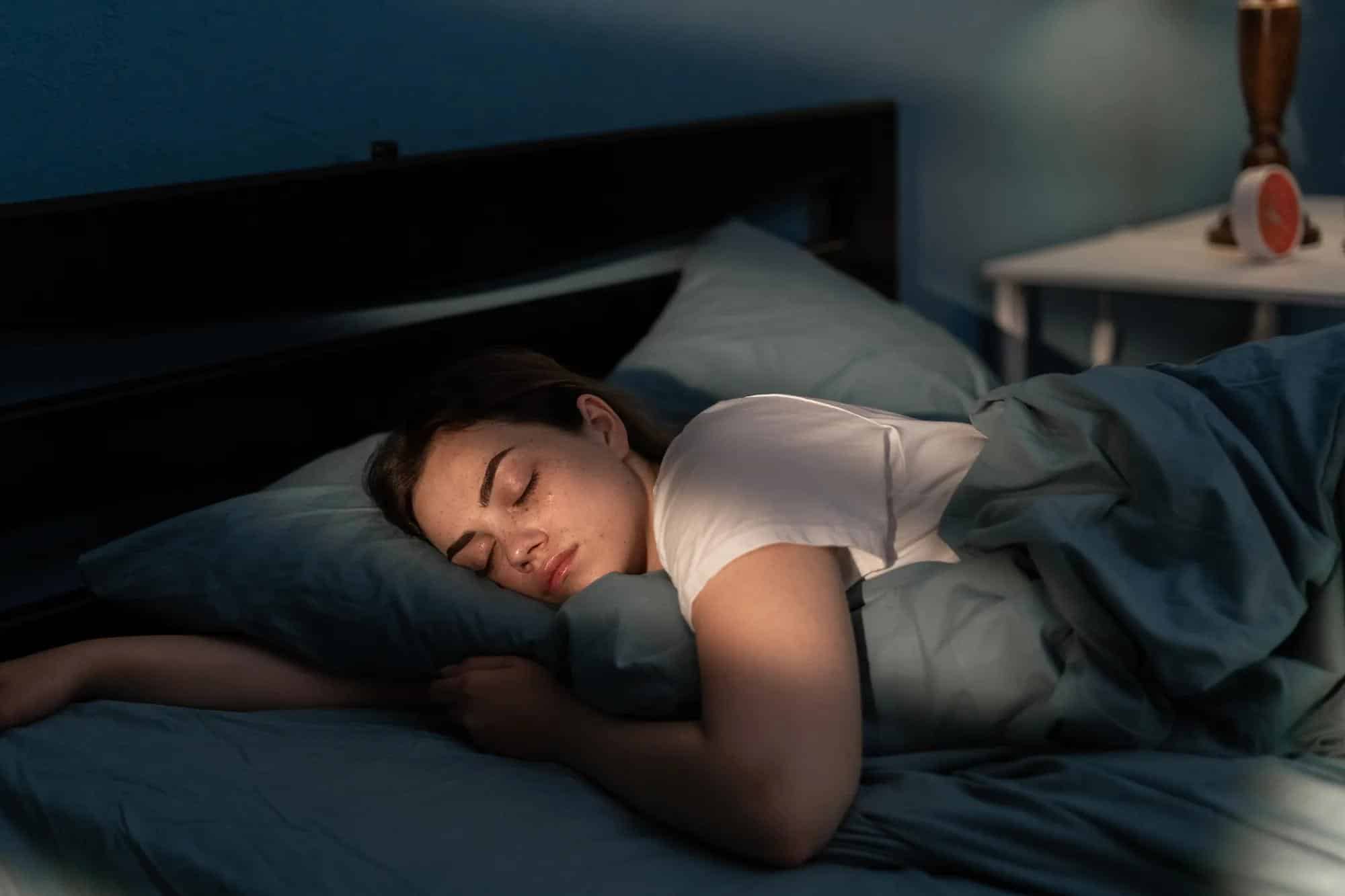 Jeune femme dormant paisiblement