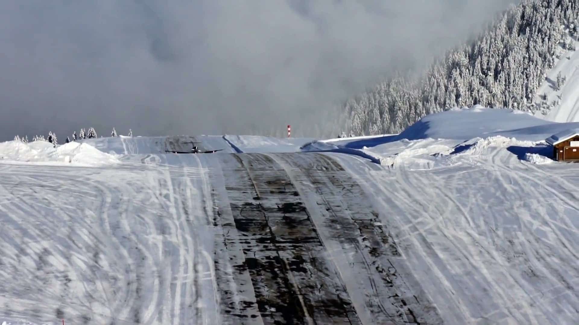 Petit avion sur piste inclinée à Courchevel