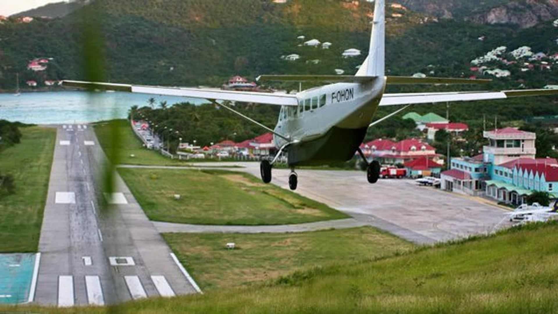 Petit avion atterrissant à Saint-Barth