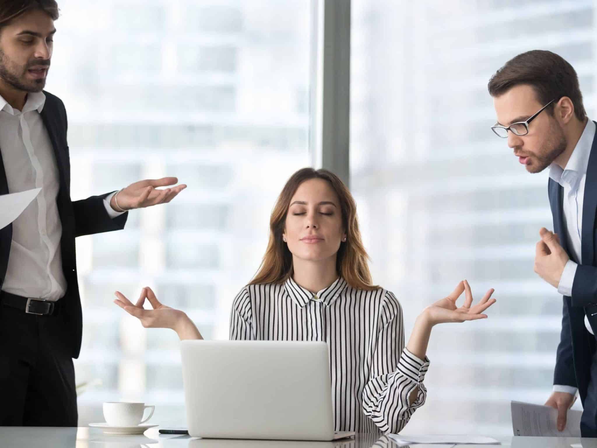 Femme d'affaires zen ignorant des provocations