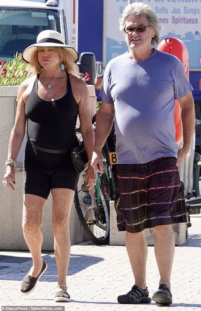 Le couple en tenue décontractée lors d'une balade