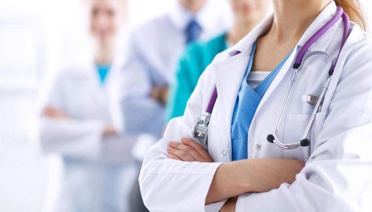Élodie en tenue médicale