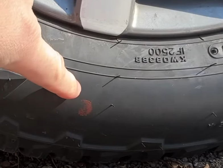 Pneu montrant un point rouge caractéristique