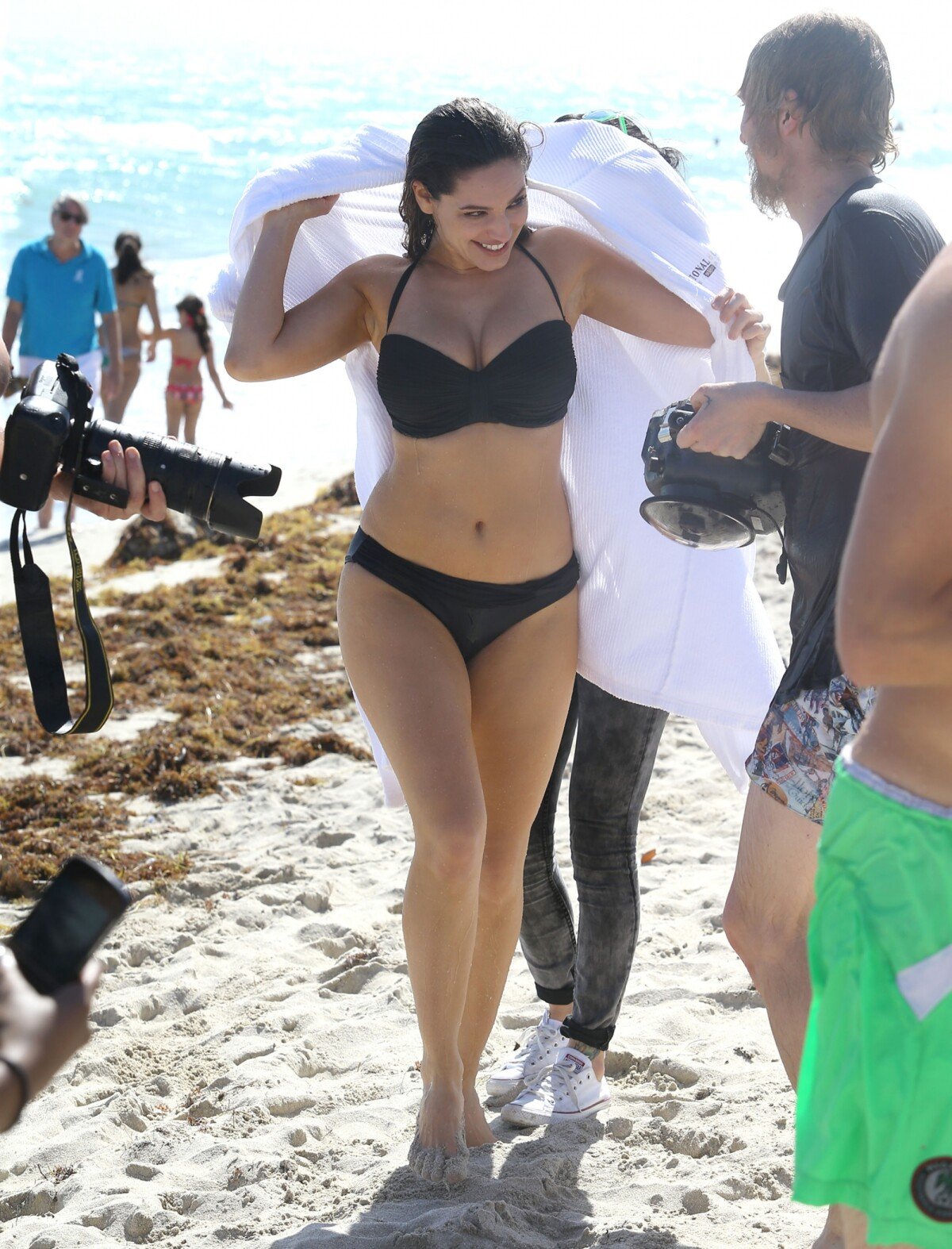 Kelly Brook sur une plage, incarnant la beauté naturelle