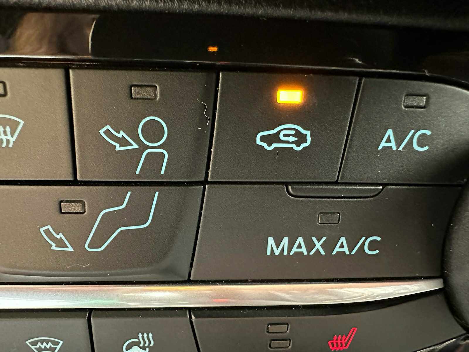 Voiture avec vitres légèrement baissées