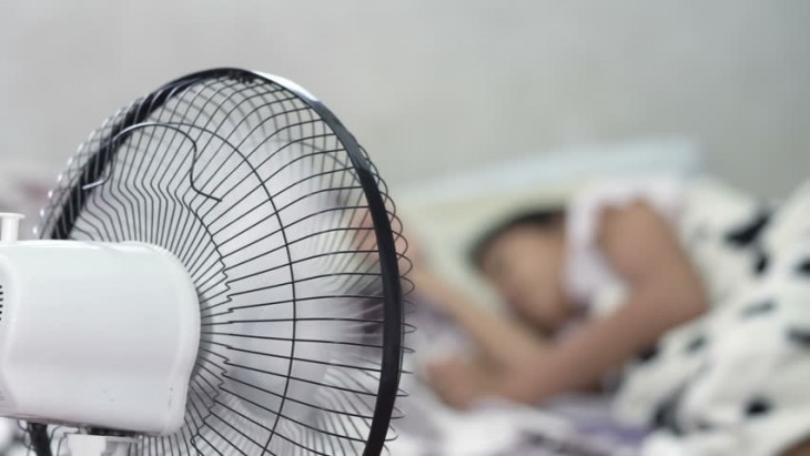 Personne se massant le cou au réveil