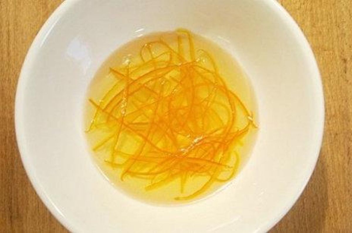 Infusion d'orange et cannelle dans une tasse