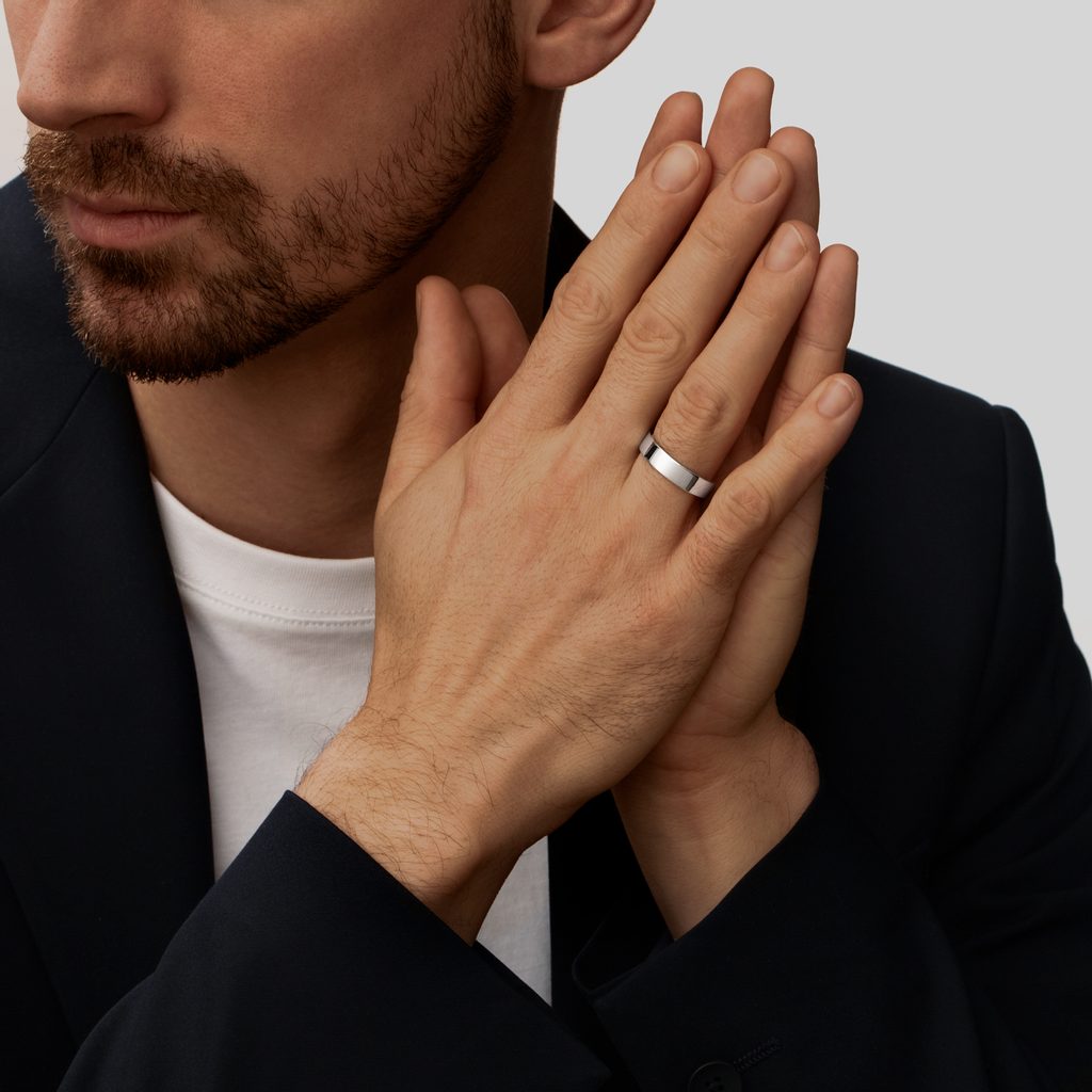 Bague élégante portée à la main droite