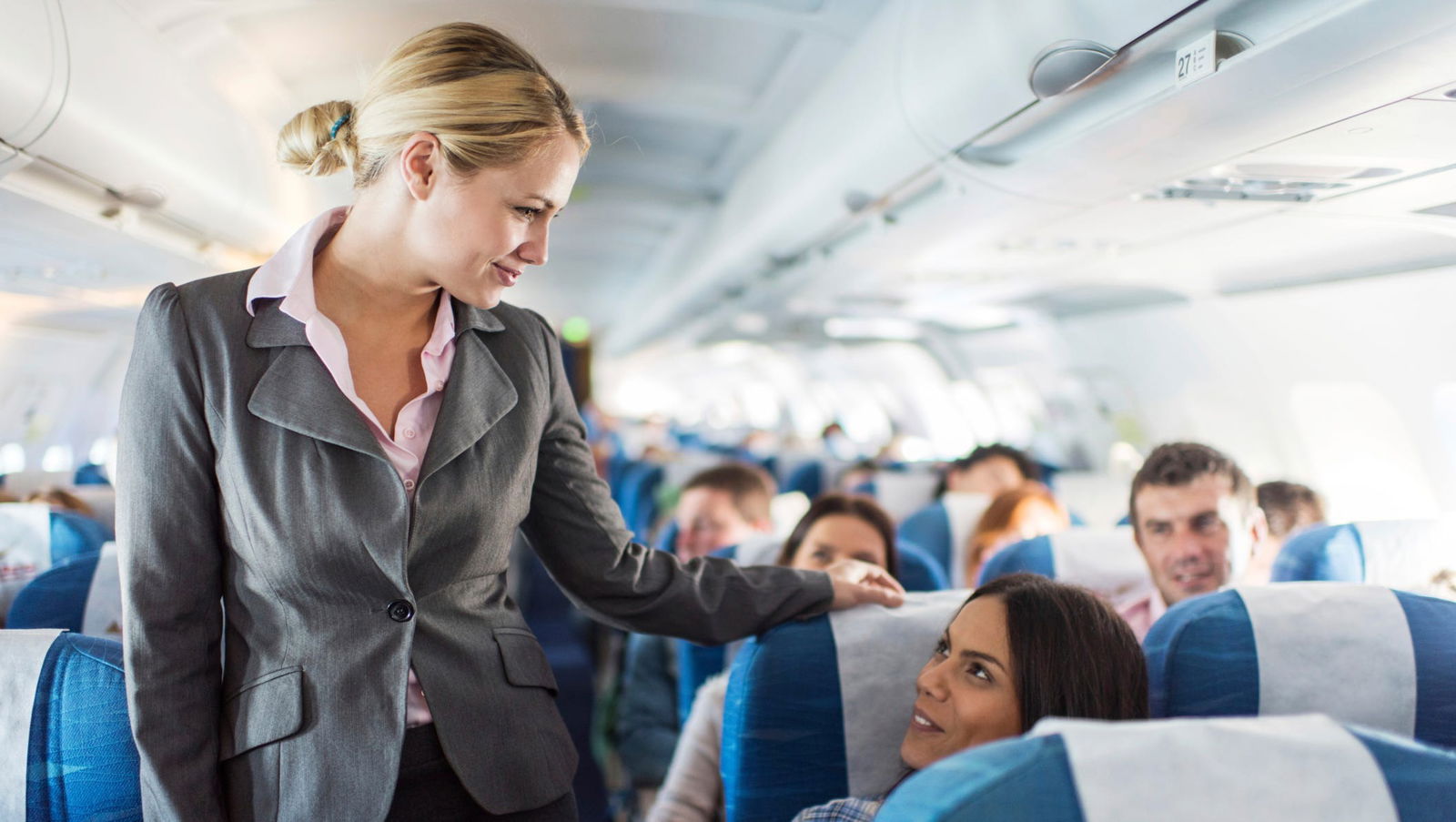 Femme stressée dans un avion avec son bébé