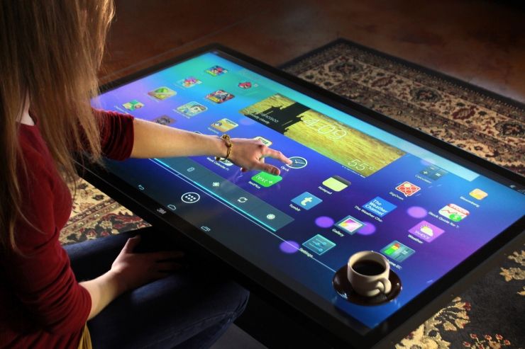 Smartphone posé sur une table avec des notifications