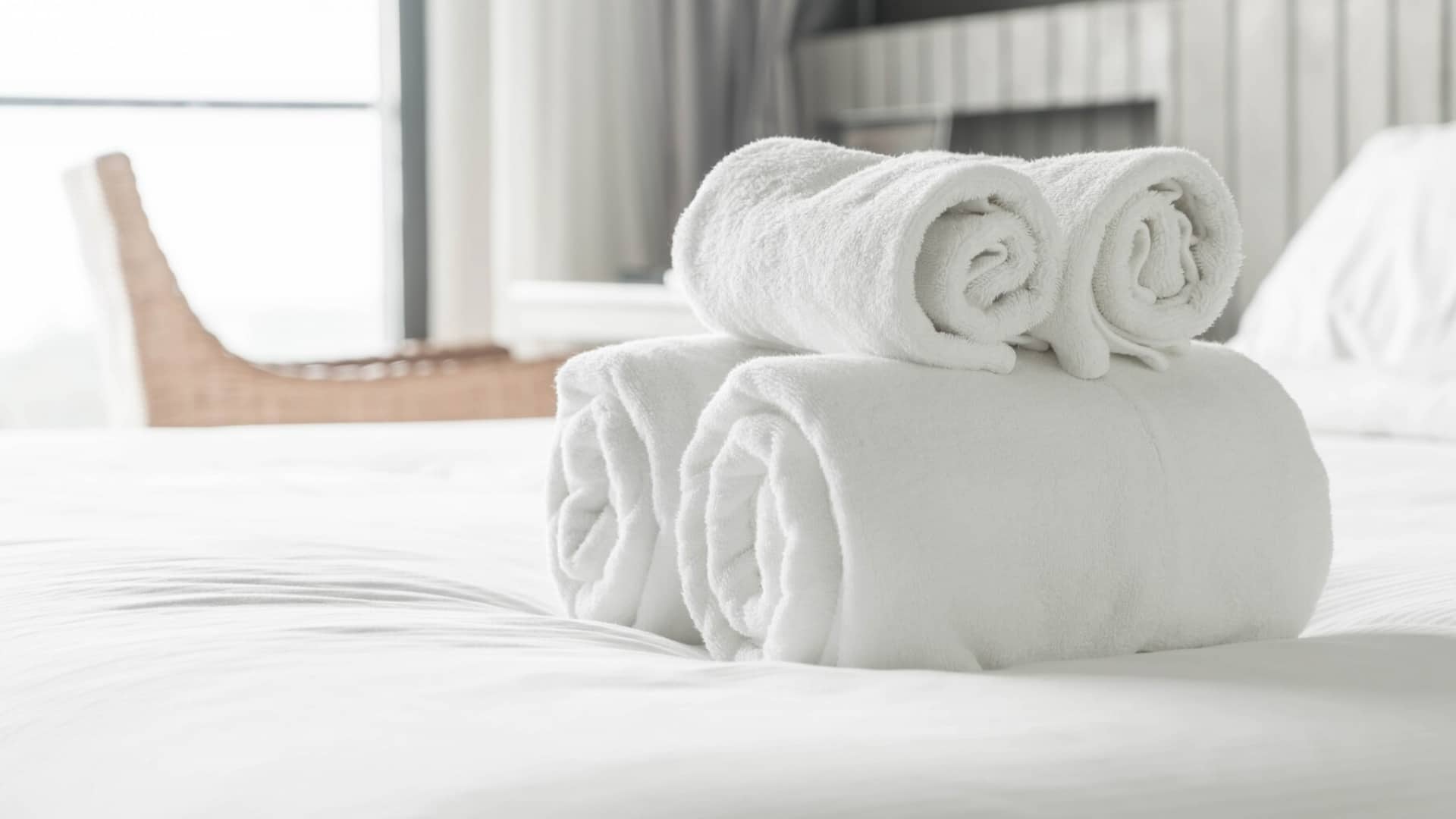 Lit d'hôtel avec draps blancs