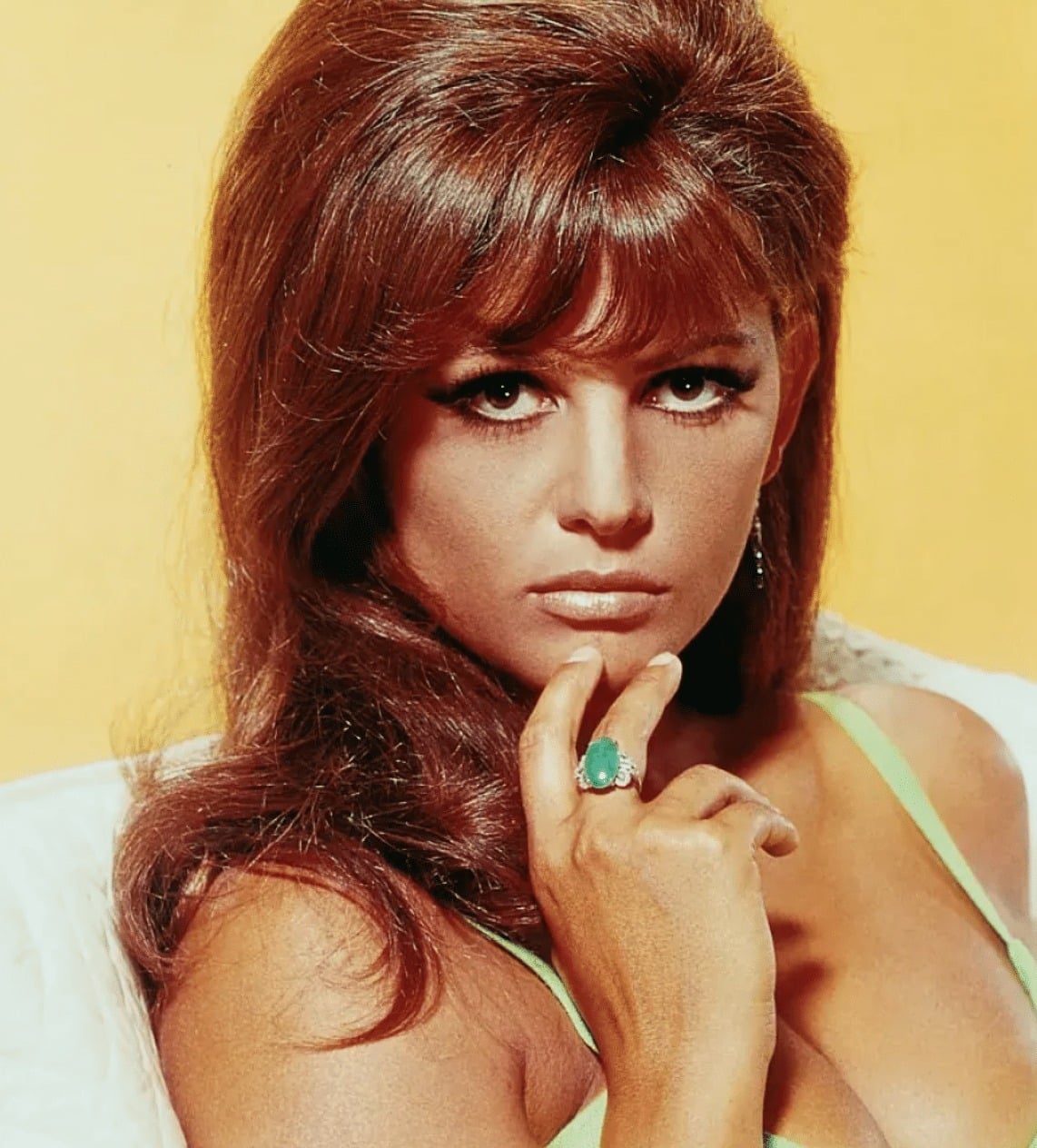 Claudia Cardinale posant avec élégance