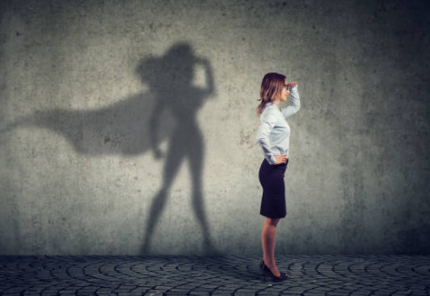 Femme indépendante regardant au loin