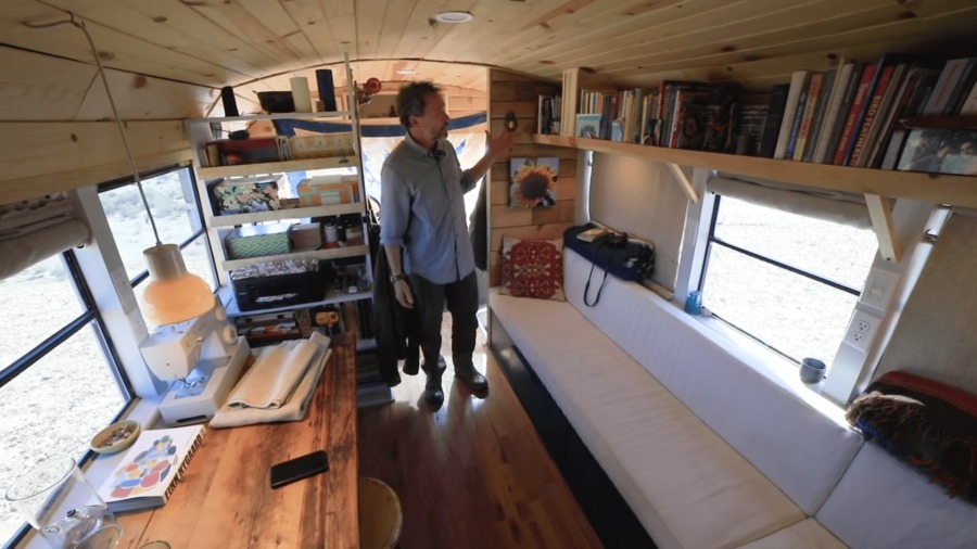 Intérieur chaleureux d'une tiny house aménagée avec bibliothèque