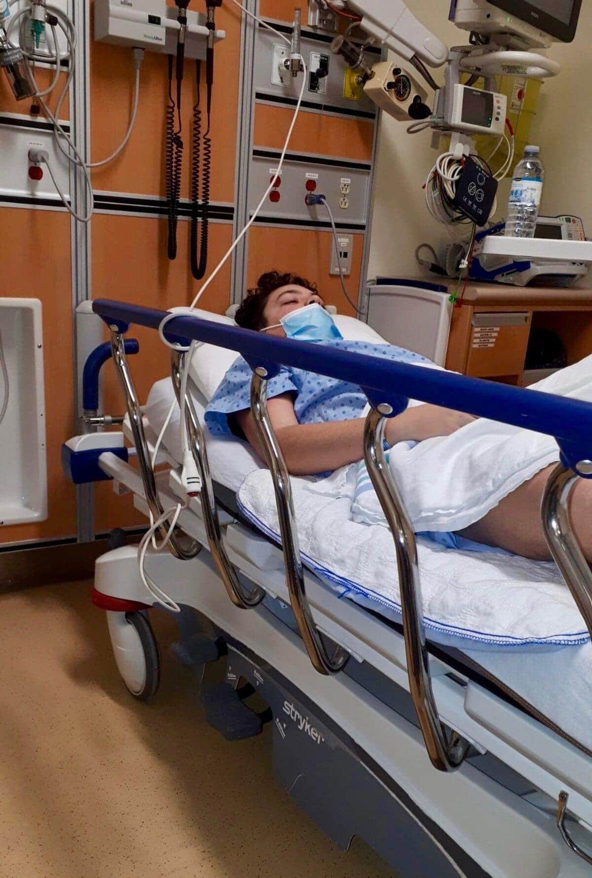 Adolescent secouru par des médecins