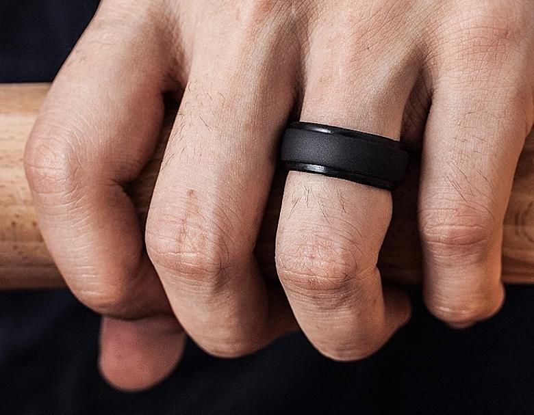 Femme portant une bague à la main droite