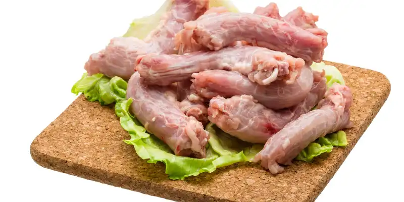 Morceau de cou de poulet cru avec peau