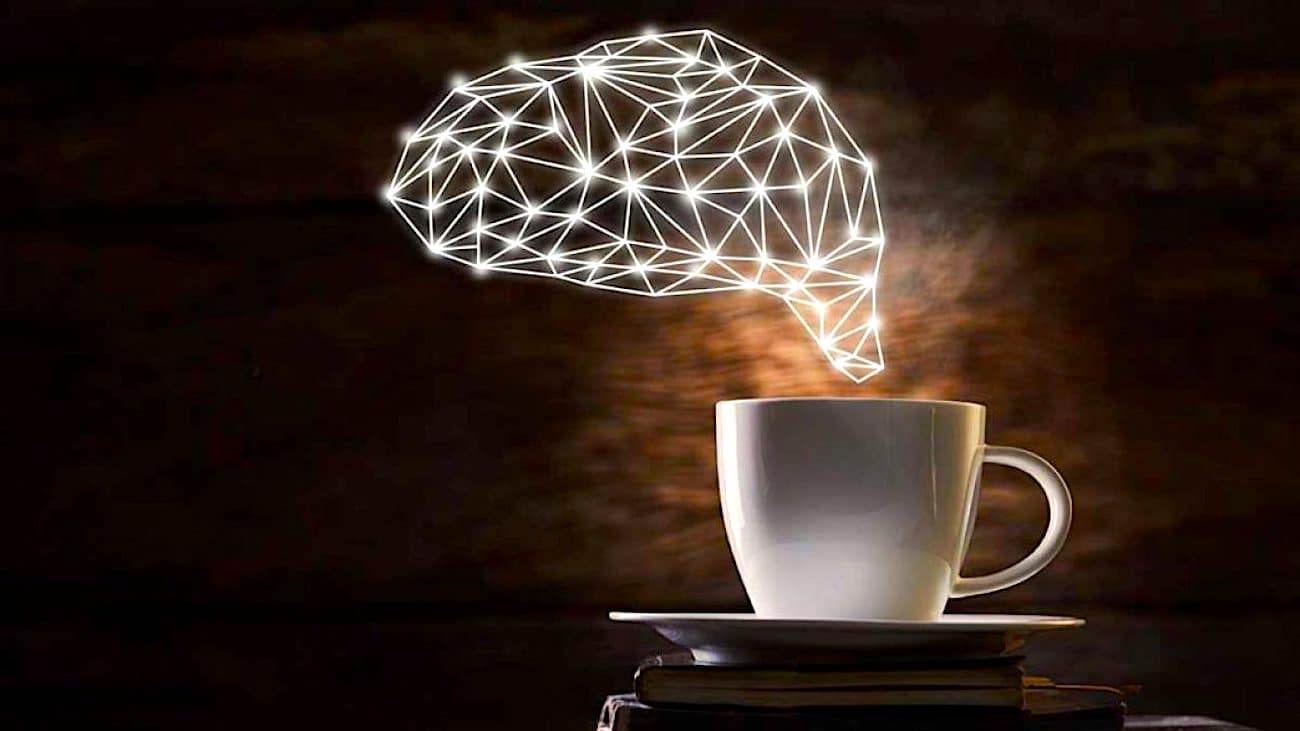 Tasse de café avec une alarme symbolisant l'excitation nerveuse
