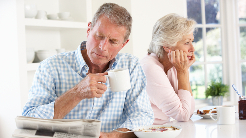 Couple semblant s'ennuyer l'un à côté de l'autre