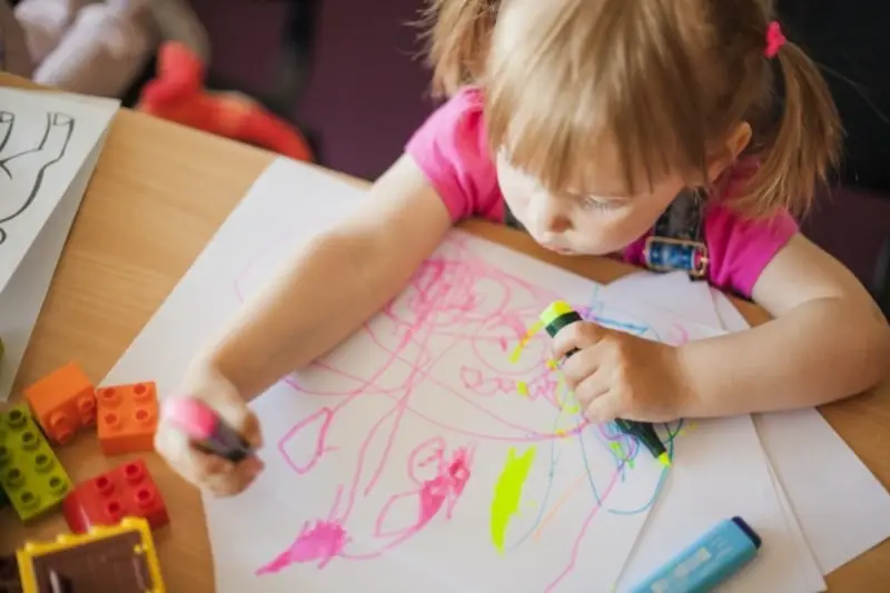 Enfant dessinant