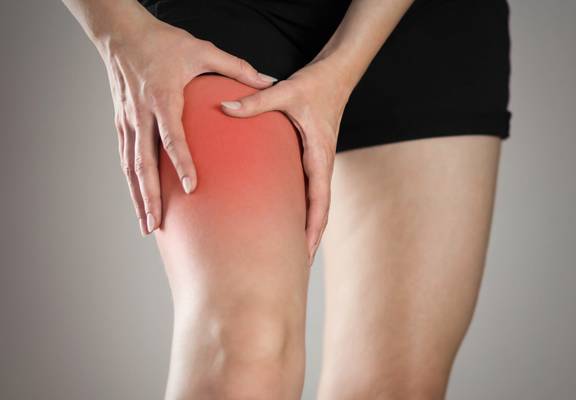 Femme se tenant la jambe