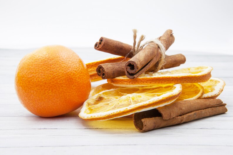 Zestes d'orange et cannelle sur fond en bois