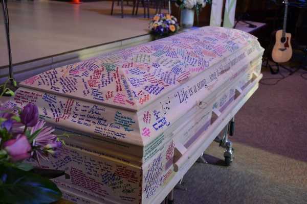 Cercueil décoré de messages colorés