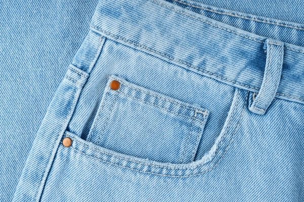 Jean classique bleu mettant en valeur sa petite poche avant