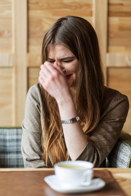 Femme en larmes dans un café