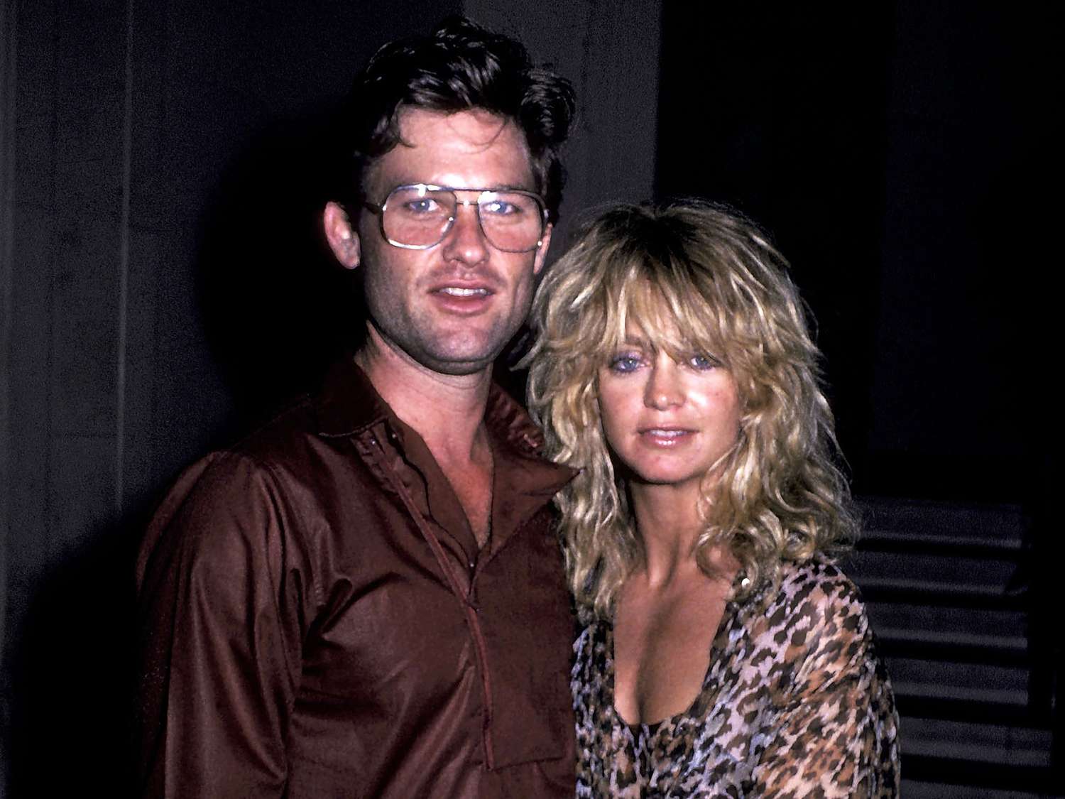 Goldie Hawn et Kurt Russell souriants, main dans la main