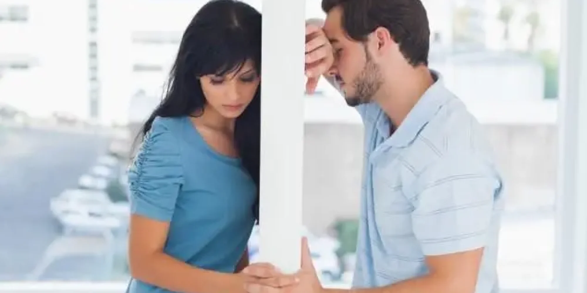 Couple semblant partager les tâches équitablement