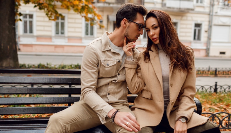 Femme élégante analysant une situation avec perspicacité