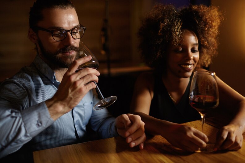 Couple prenant un verre au bar