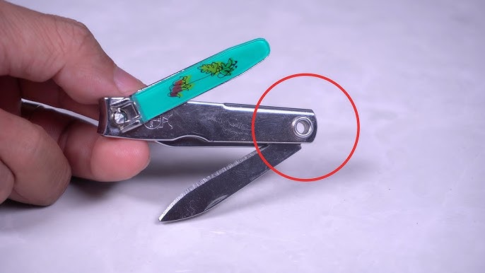 Coupe-ongles design posé sur une table de salle de bain