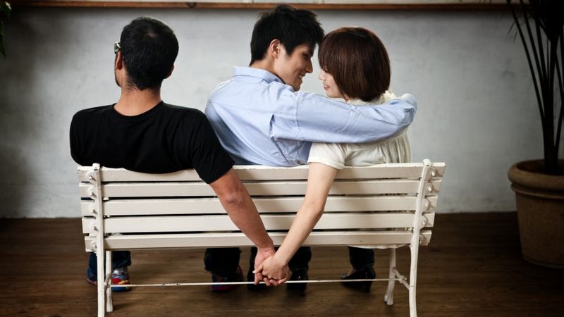 Femme réfléchissant à une relation amoureuse