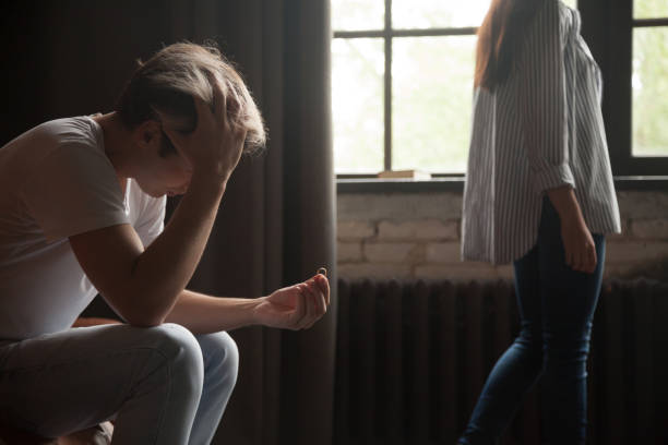 Homme fatigué avec des enfants
