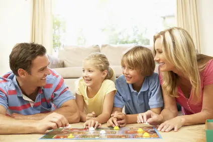 Famille jouant ensemble