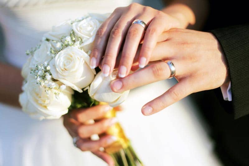 Scène de mariage interrompue par une arrivée surprenante